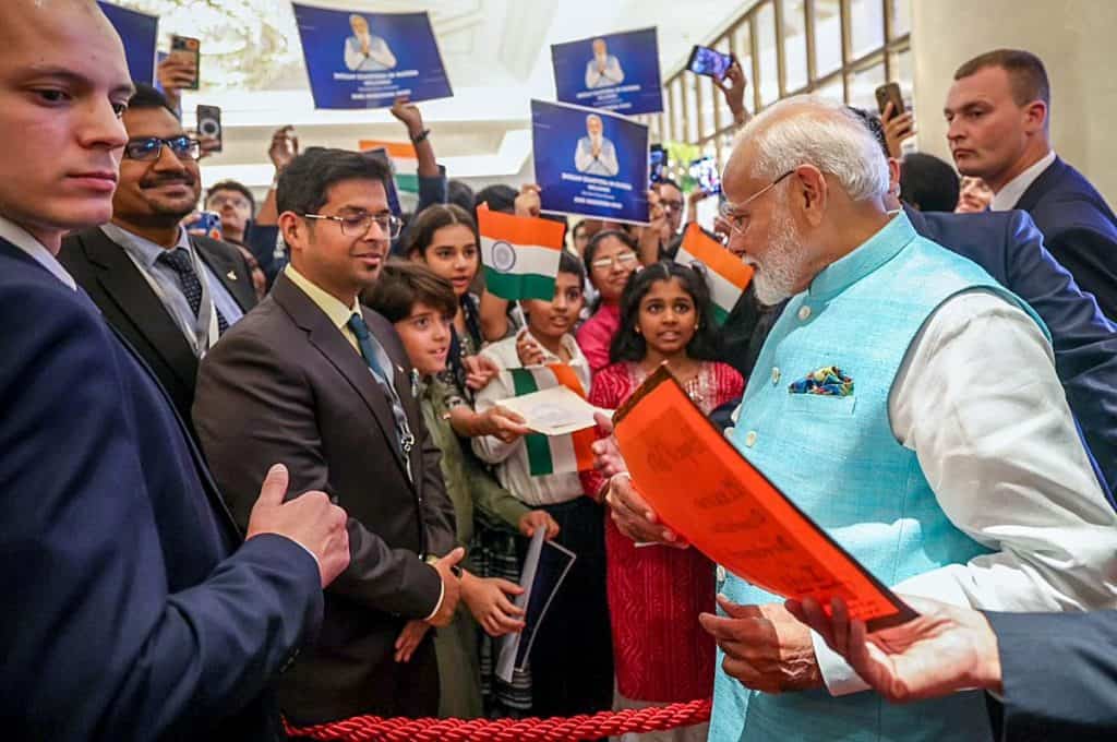 Modi Meets Indian Community People in Moscow